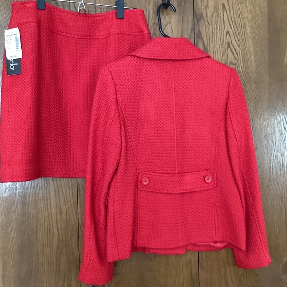 Red skirt suit size 8 - Picture 4 of 4